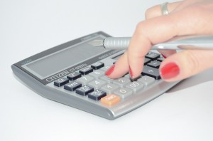 calculator-woman's hand_428294_1280_Pixabay